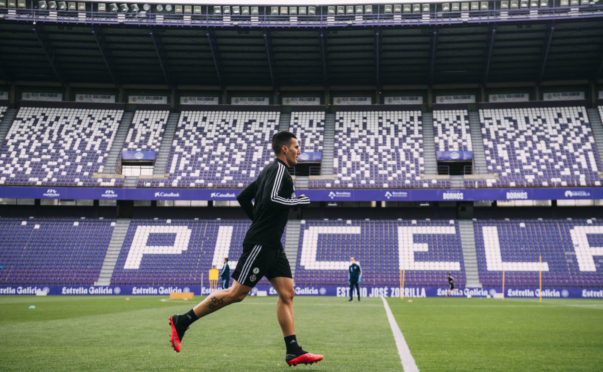 Sergi Guardiola trota sobre el césped del estadio Zorrilla en la vuelta a los entrenamientos. 