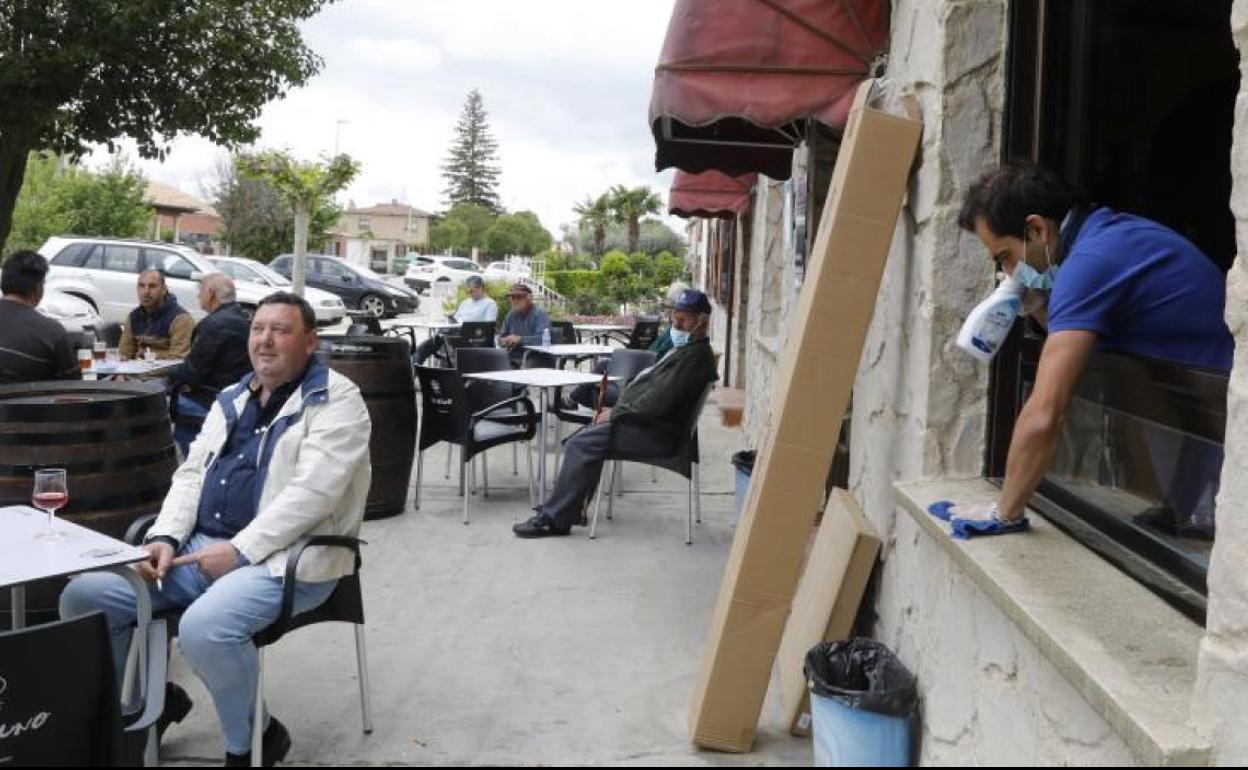 Terraza en Torquemada, Palencia, donde ya se ha pasado a la fase 1. 