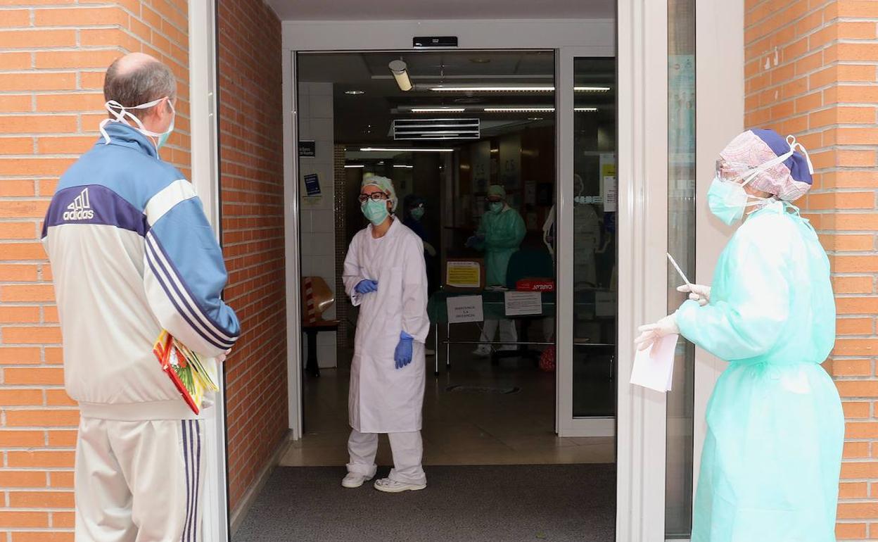 Sanitarios del centro de salud Pilarica-Circular, en Valladolid.