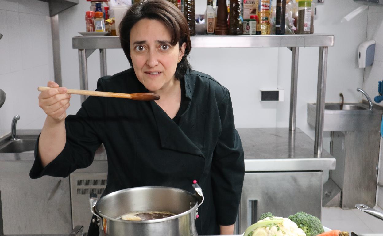 La cocinera Helena Galiana degustando unos espaguetis de calabacín