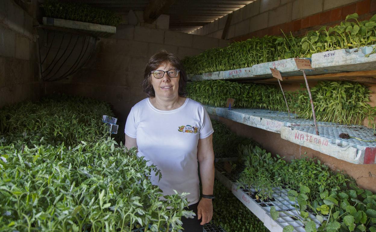 Inma Sobrino en una de las naves de su explotación agraria. 