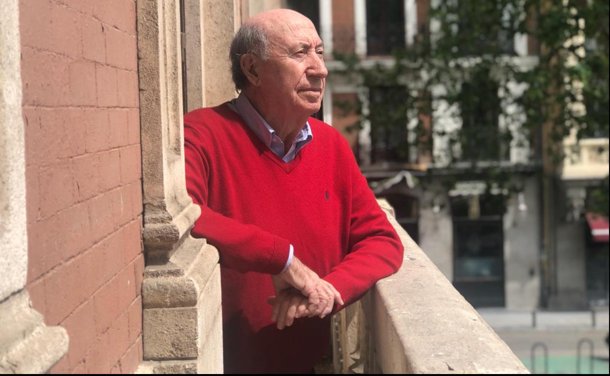 José María, en su balcón madrileño, disfrutando de los gorriones.