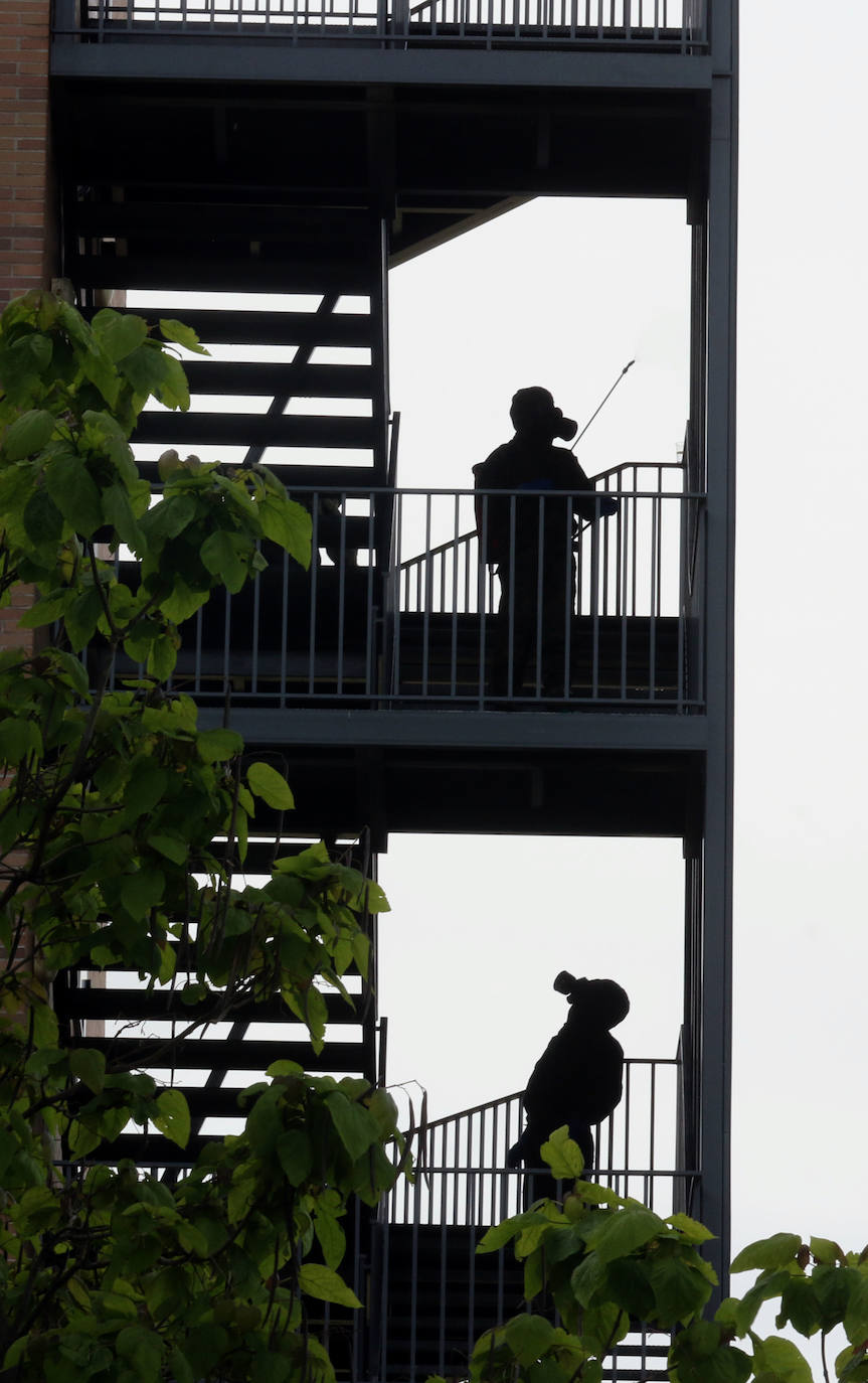 Fotos: La Brilat desinfecta la residencia Ballesol de Parquesol