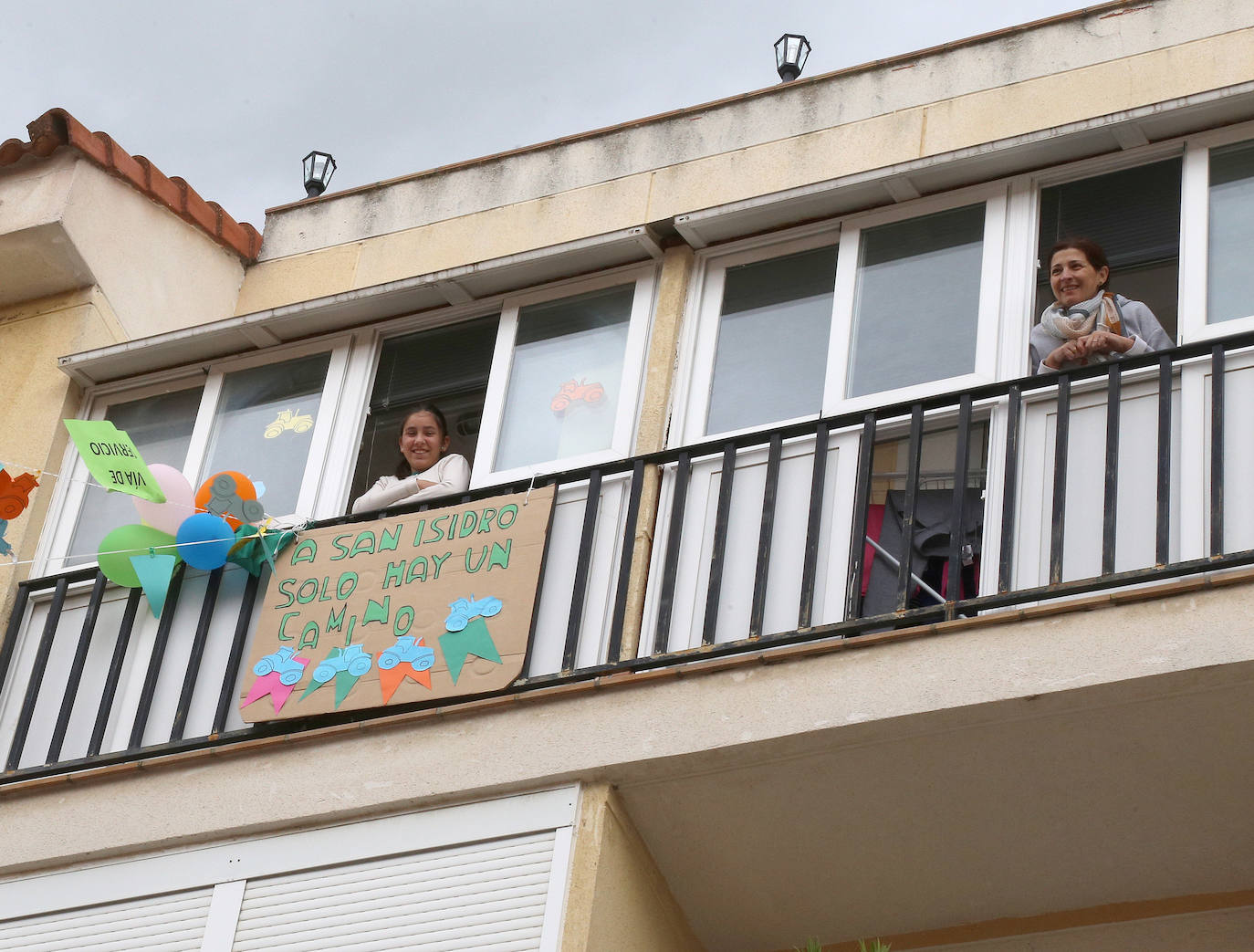 Balcones y ventanas de Dueñas se engalanan para festejar la fiesta de su patrón.