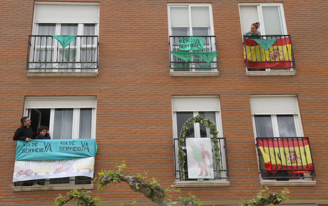 Balcones y ventanas de Dueñas se engalanan para festejar la fiesta de su patrón.