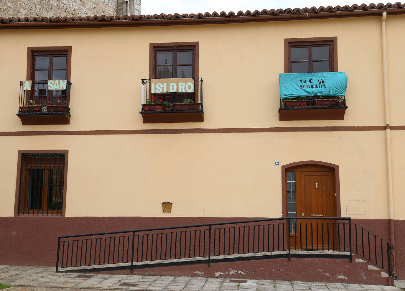 Balcones y ventanas de Dueñas se engalanan para festejar la fiesta de su patrón.