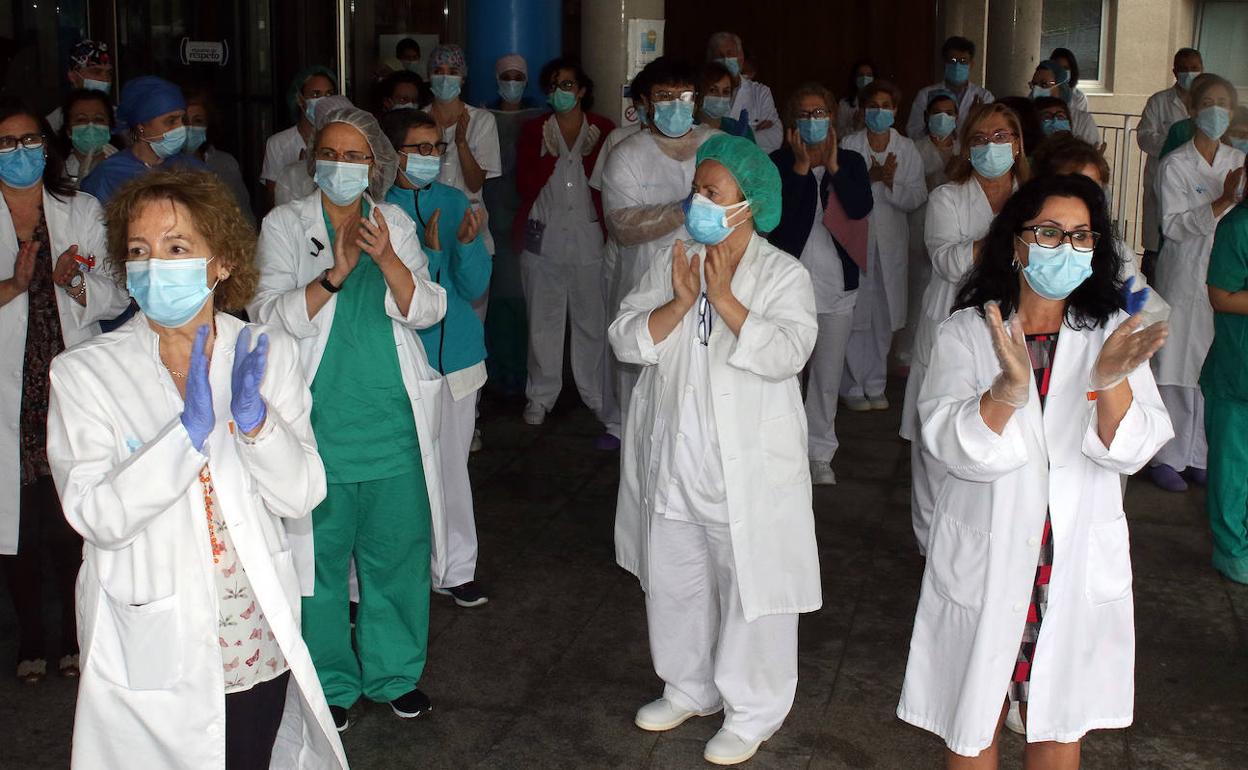 Aplausos de trabajadores del Hospital General de Segovia en el homenaje de ayer a los sanitarios fallecidos en la pandemia. 