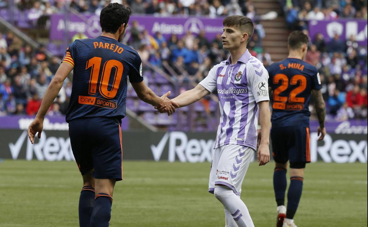 Parejo y Toni Villa se saludan durante el Real Valladolid-Valencia que cerró la pasada liga.