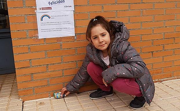 Invitan a los niños de Carrascal de Barregas a crear un 'camino de felicidad' con piedras pintadas 