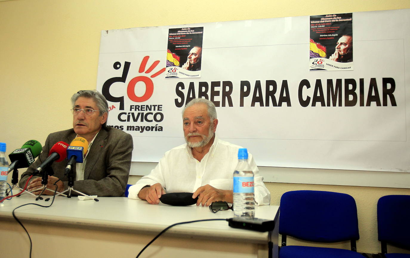 Antonio Herreros y Julio Anguita en el Centro Cultural Provincial en la clausura del Foro de la Juventud del frente civico en Palencia en 2014. 