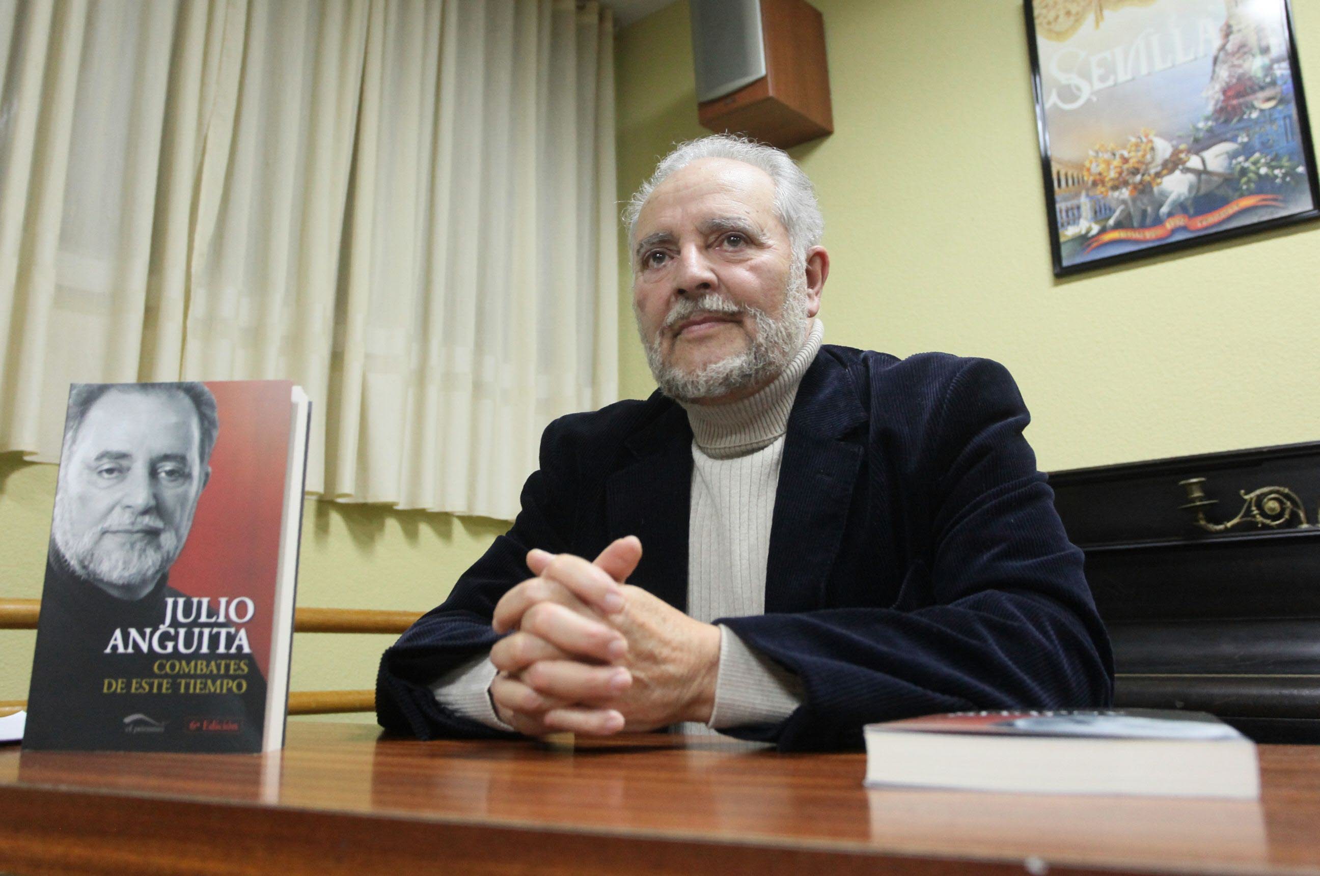 El excoordinador general de IU, Julio Anguita, durante la conferencia que ofreció en Valladolid, organizada por el Ateneo Republicano, centrada en su libro "Combates de este tiempo" en 2012.