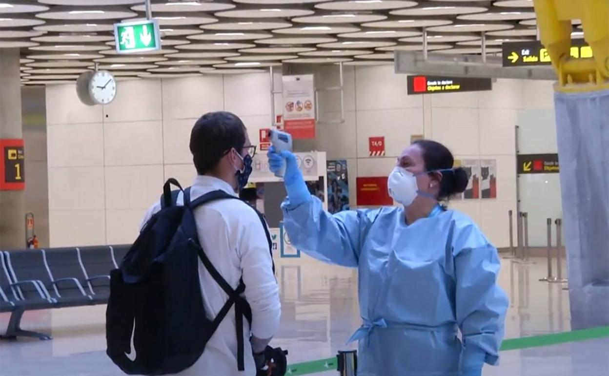 Un control de toma de temperaturas a los pasajeros en el aeropuerto de Madrid Barajas.