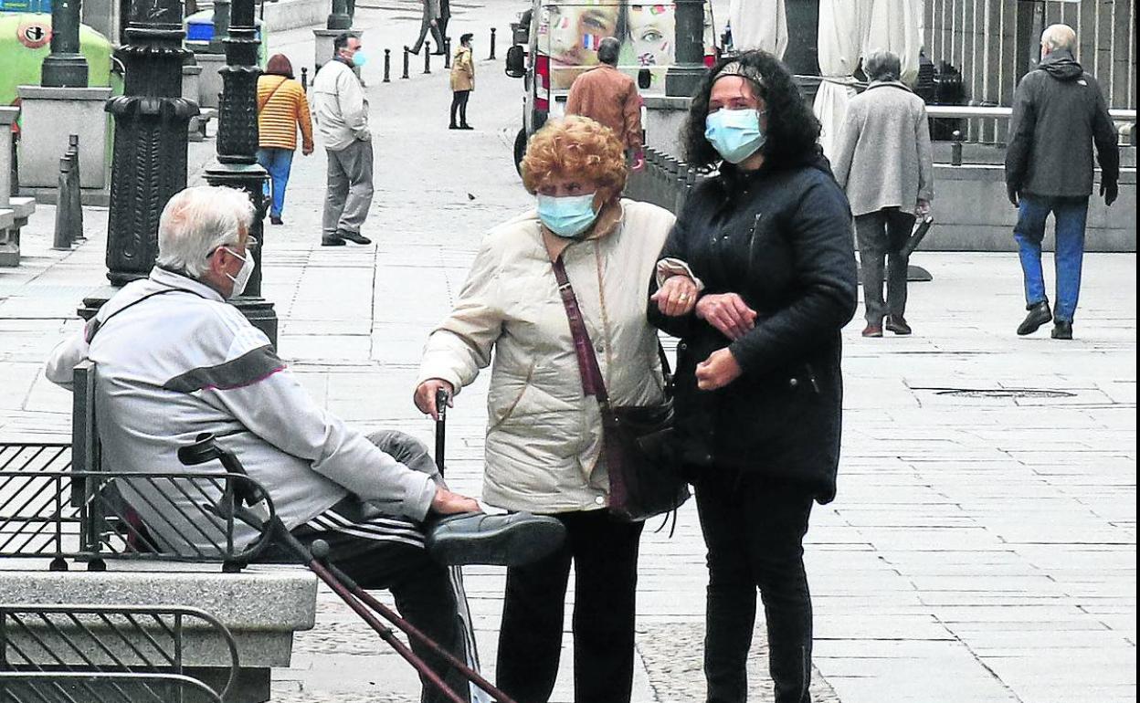 Transeúntes protegidos por mascarillas en la avenida del Acueducto de Segovia, ayer. 