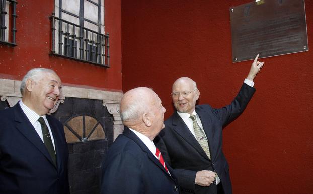 Descubrimiento de la placa a O'donell en 2011 en el callejón de San Francisco.