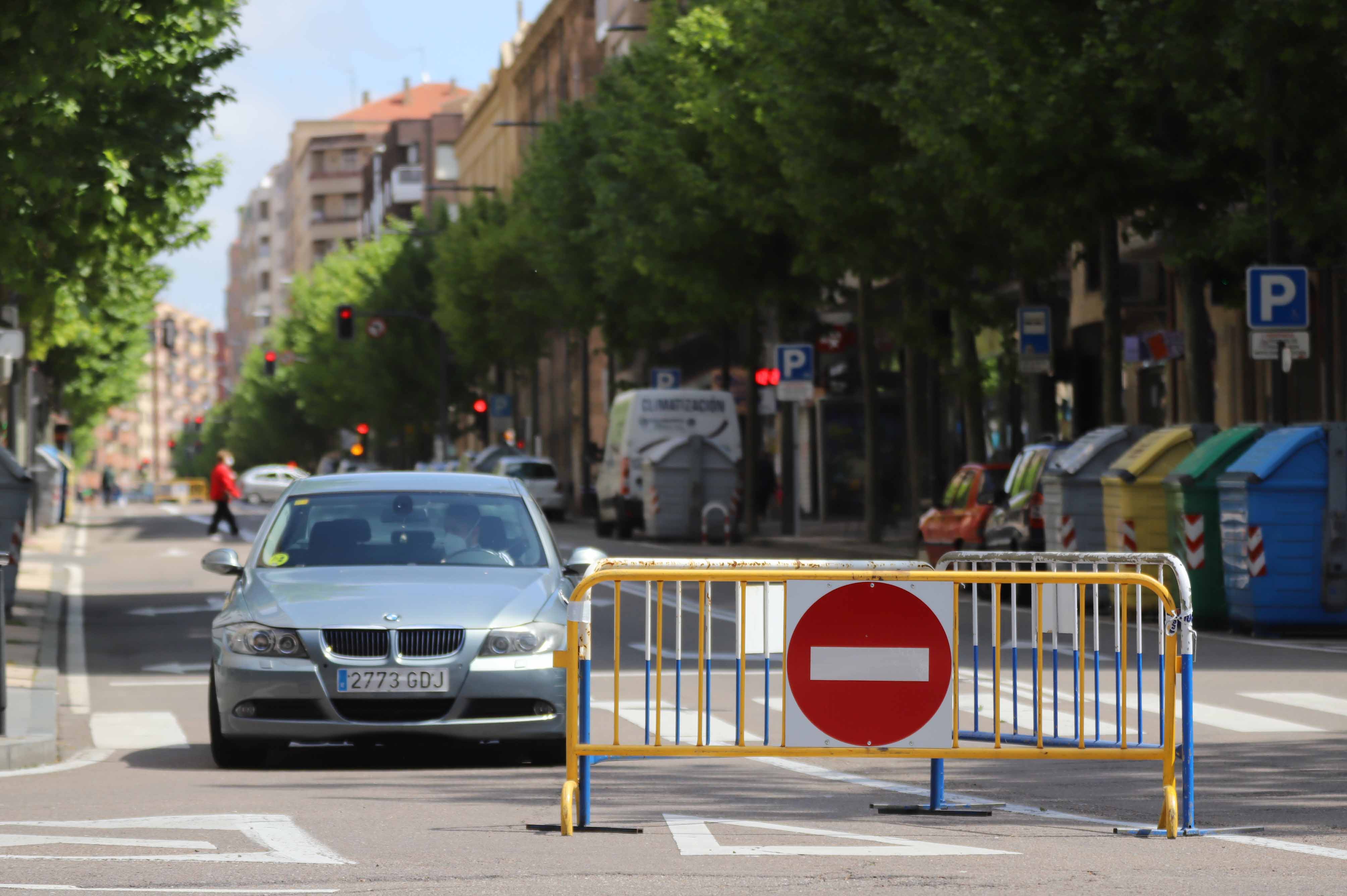 Peatones caminan por las calles de Salamanca. 