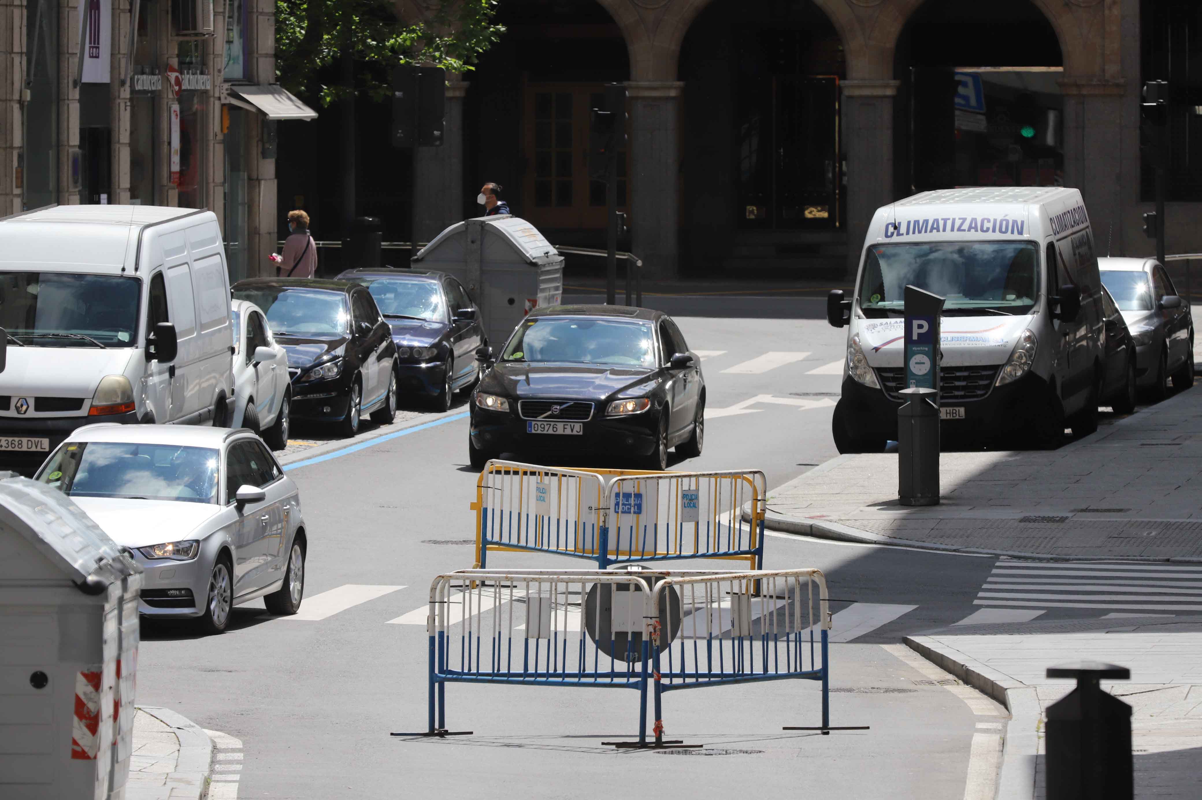 Peatones caminan por las calles de Salamanca. 