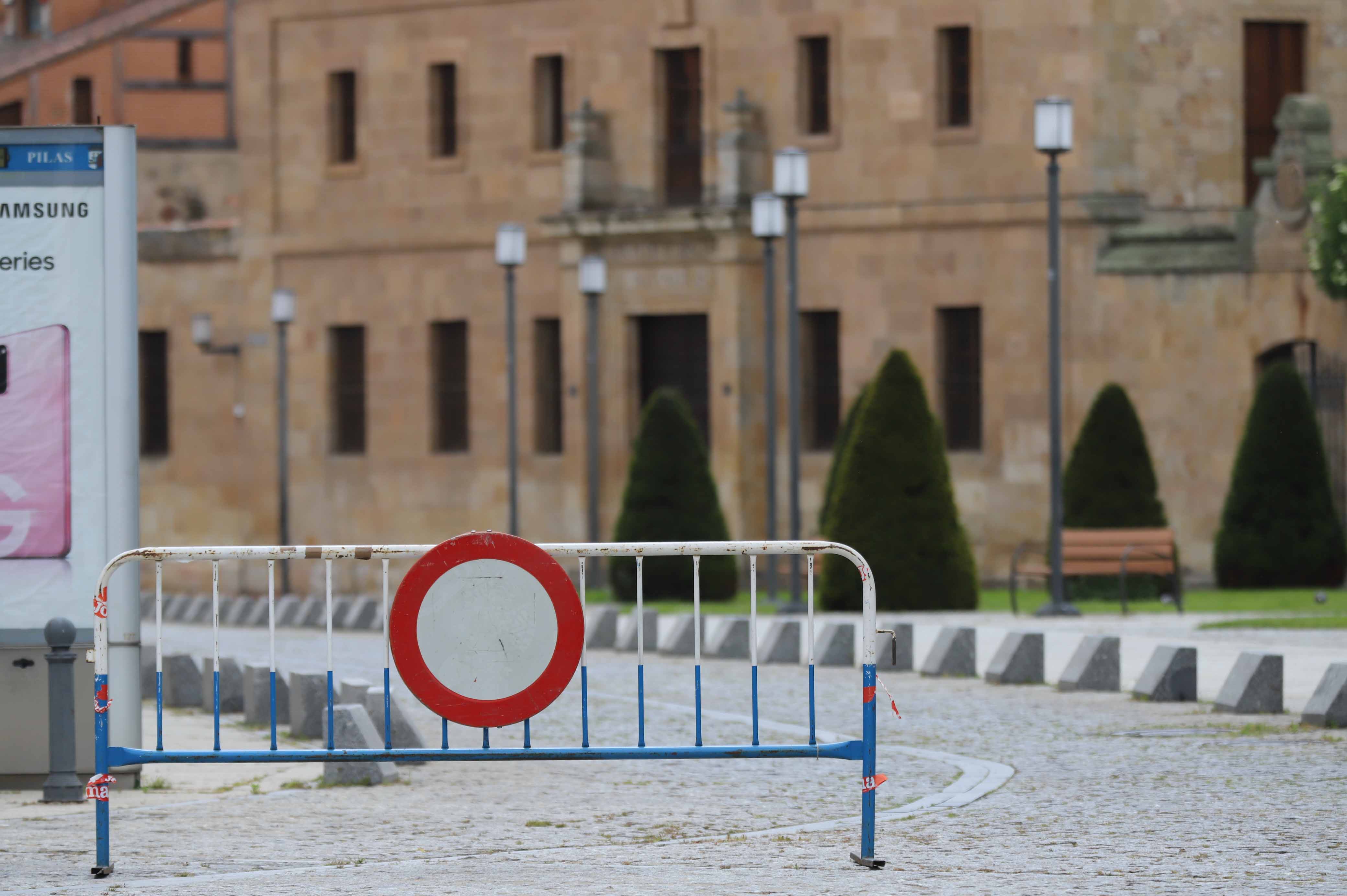 Peatones caminan por las calles de Salamanca. 