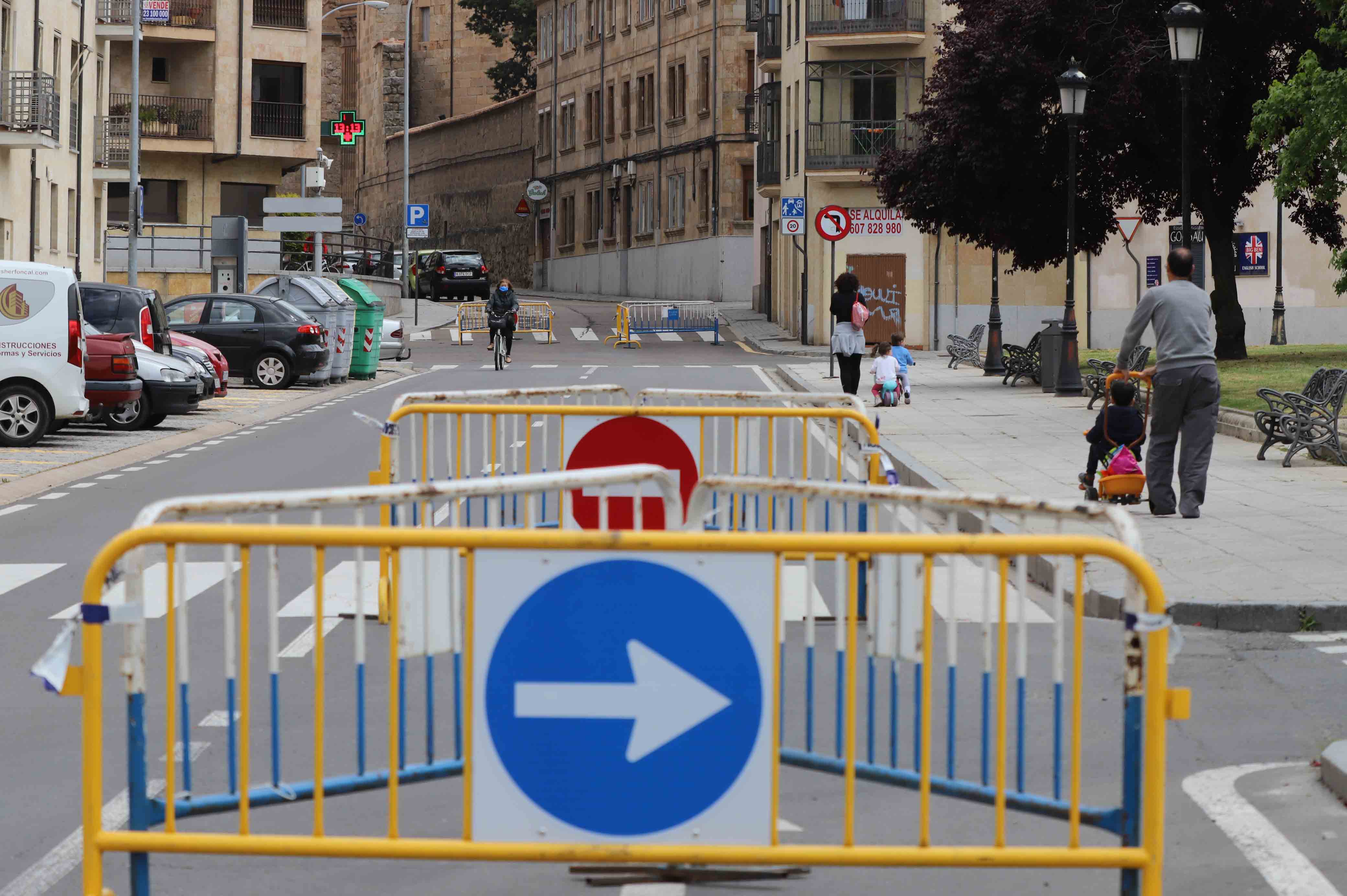Peatones caminan por las calles de Salamanca. 