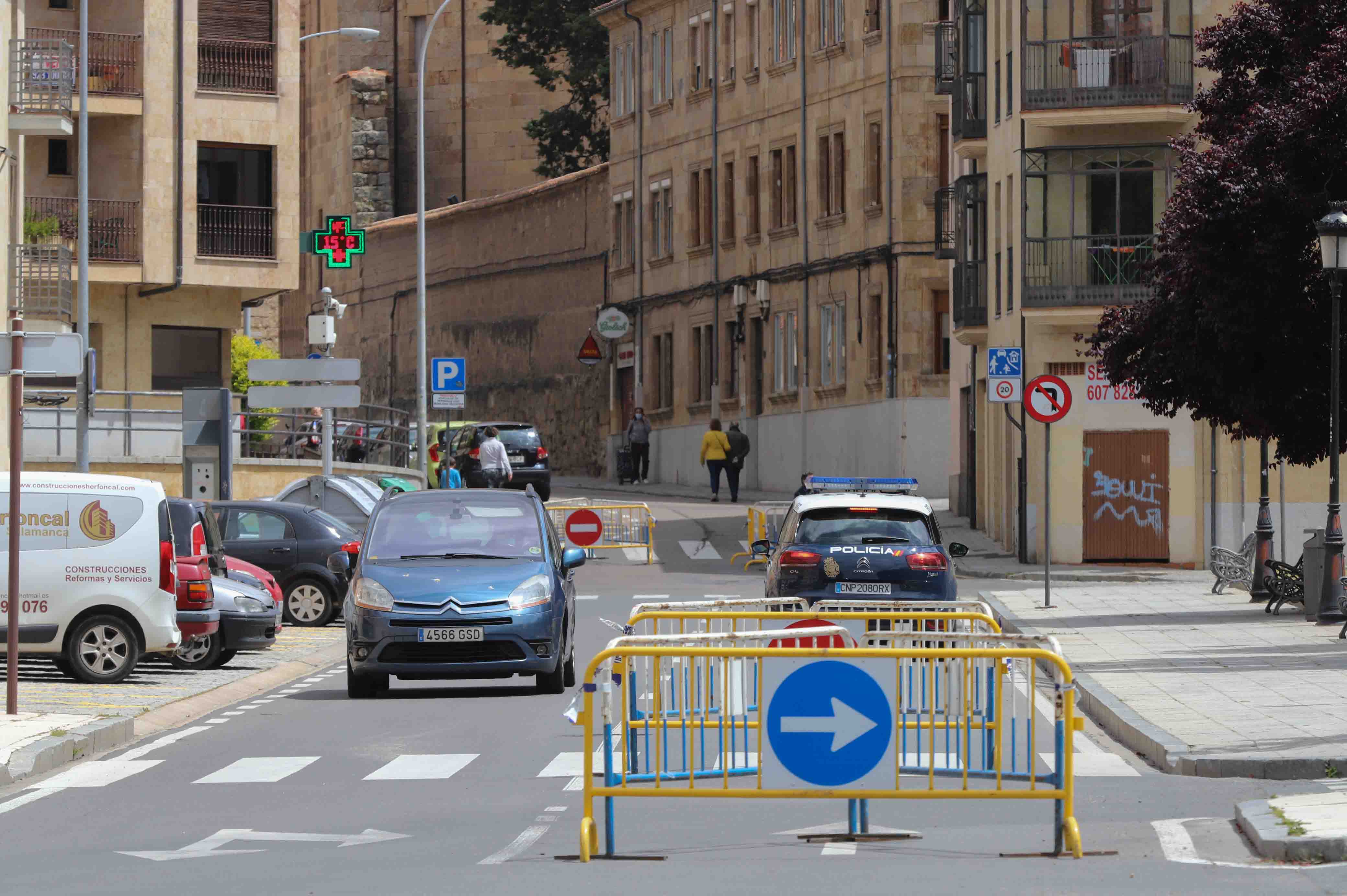 Peatones caminan por las calles de Salamanca. 