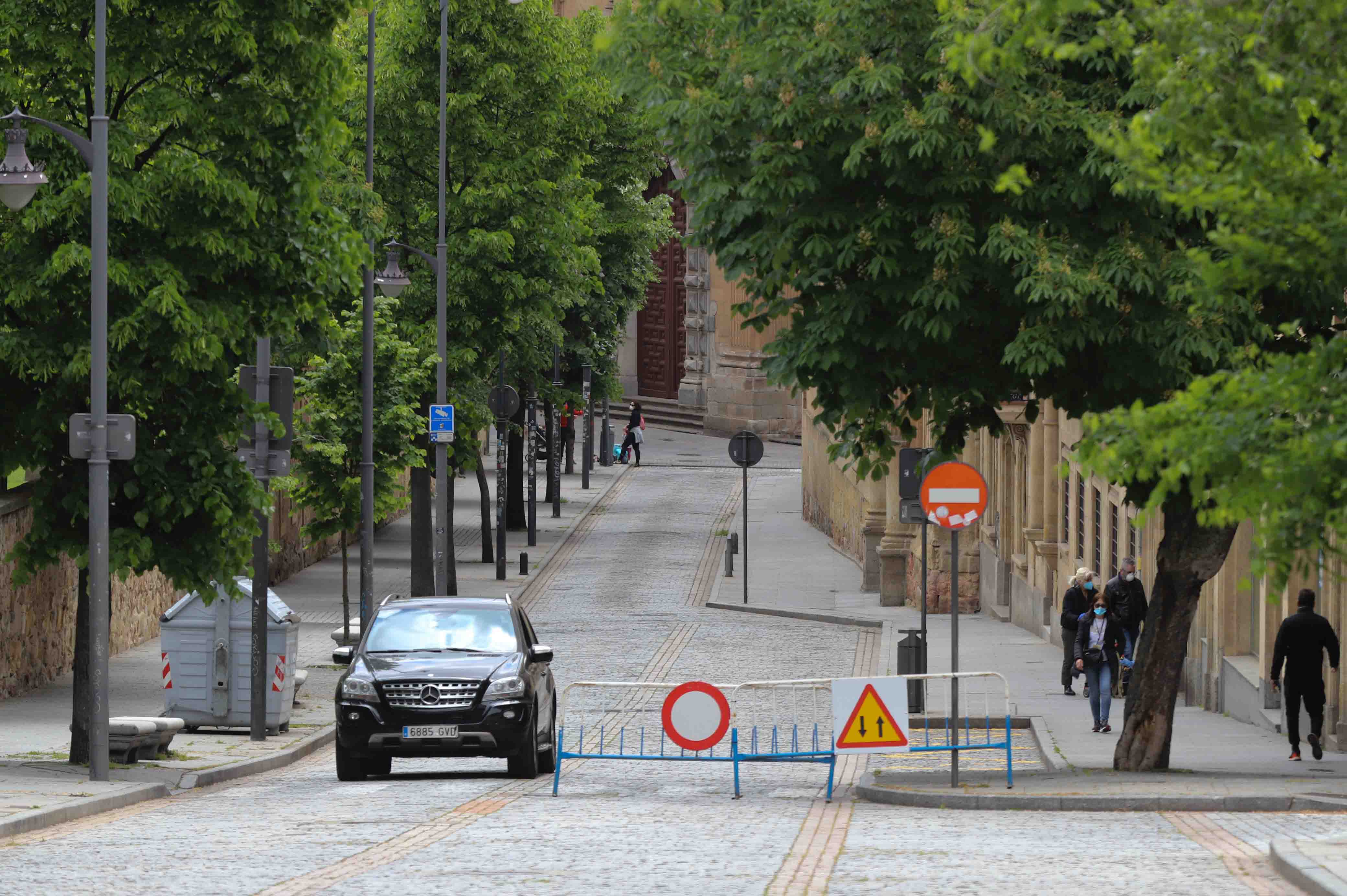 Peatones caminan por las calles de Salamanca. 