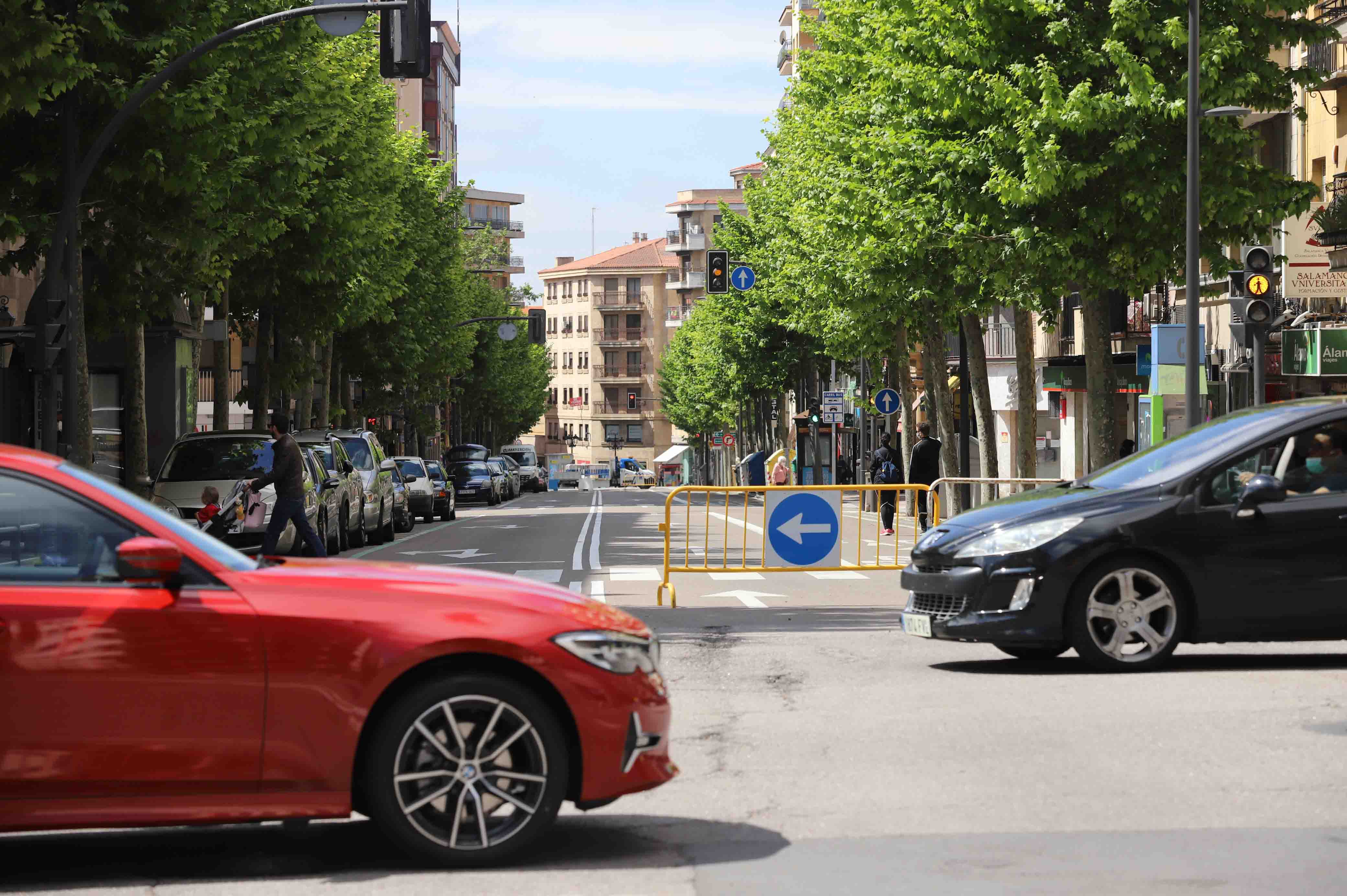 Peatones caminan por las calles de Salamanca. 