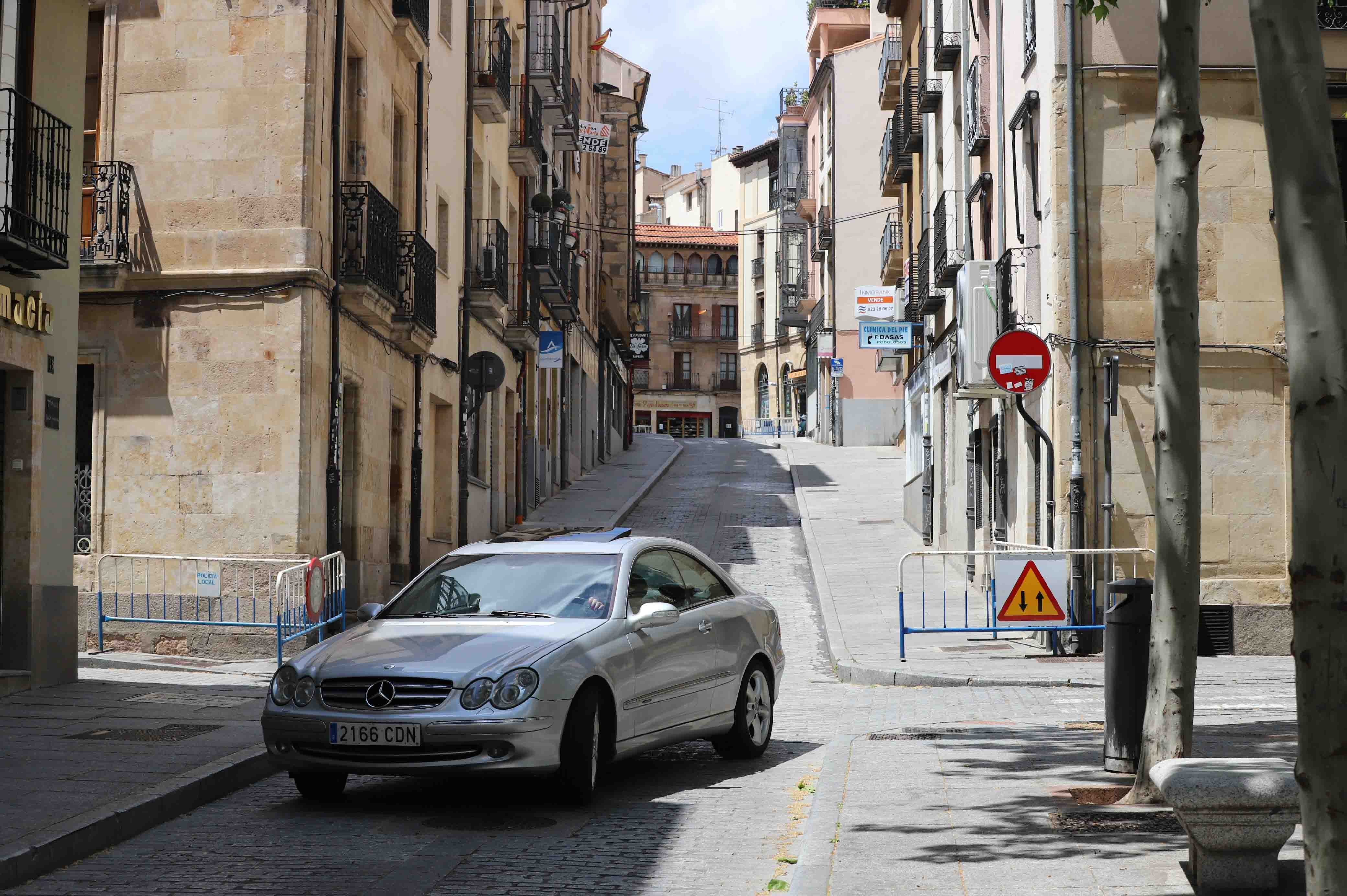 Peatones caminan por las calles de Salamanca. 