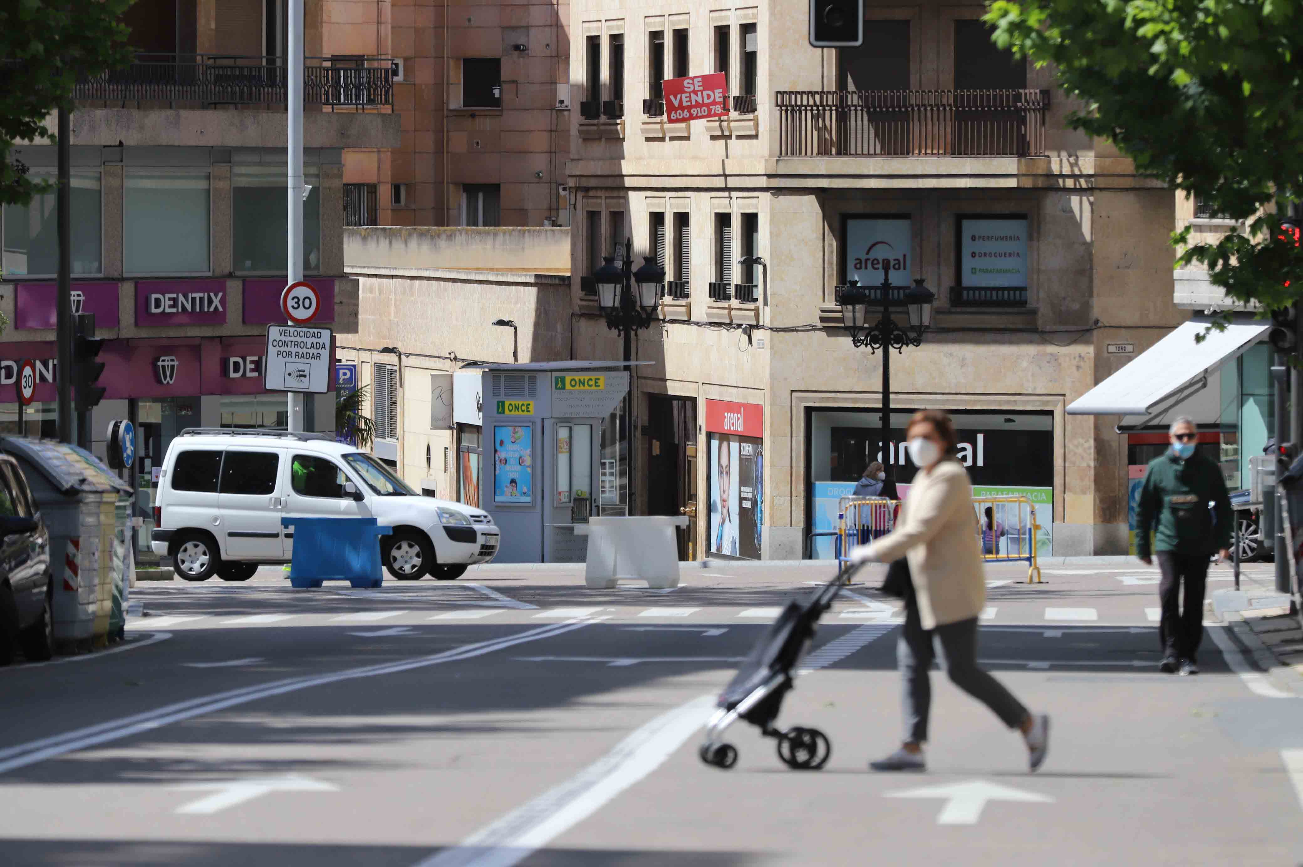 Peatones caminan por las calles de Salamanca. 