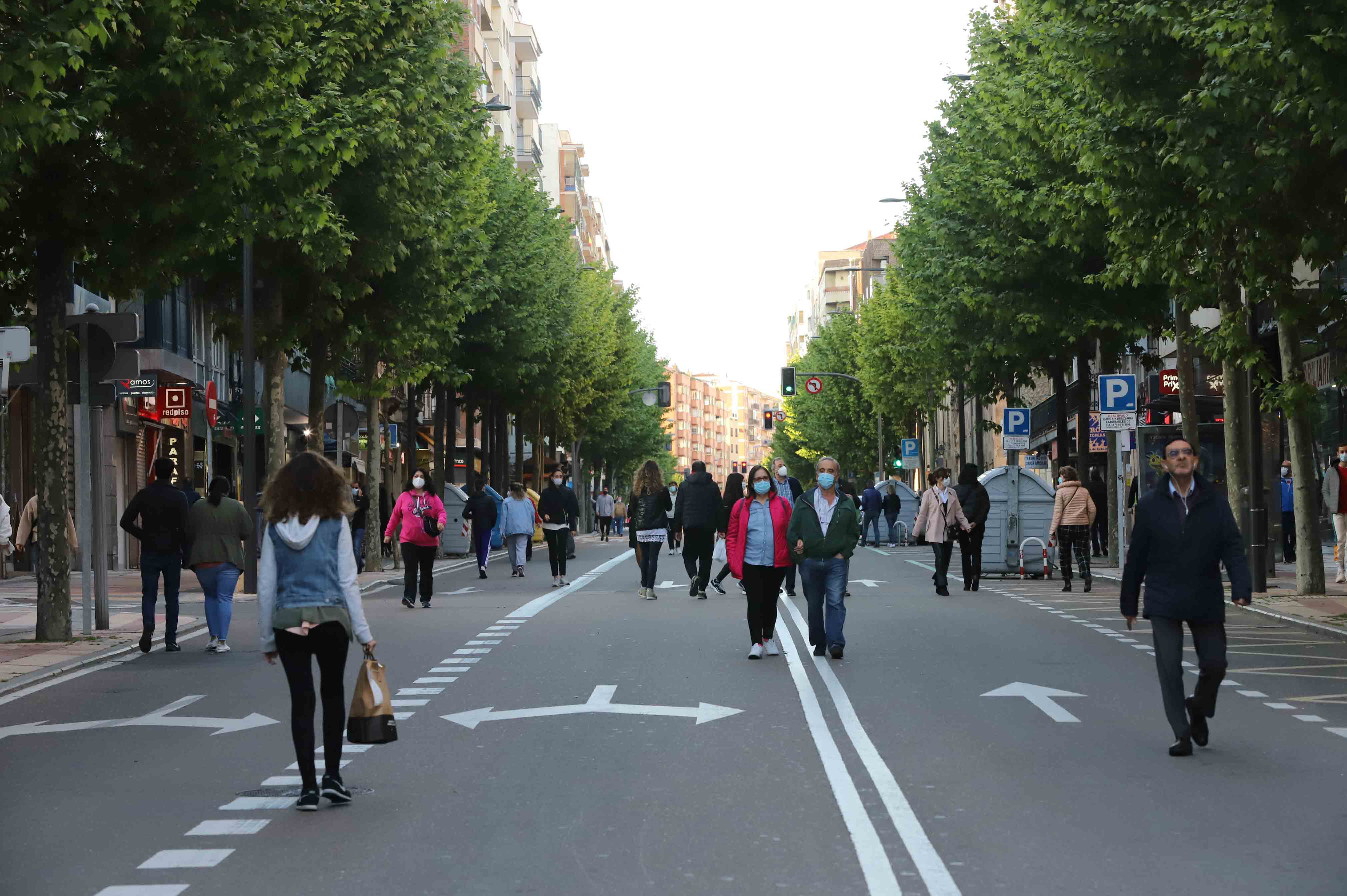 Peatones caminan por las calles de Salamanca. 