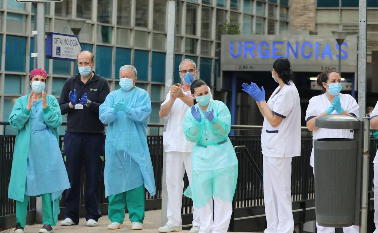 Personal sanitario aplaude junto al área de Urgencias del Hospital Virgen de laVega. 