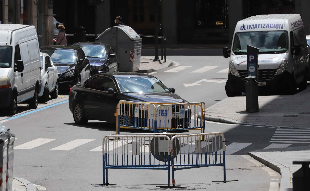 En el centro de la ciudad las vallas sorprendieron a muchos conductores.