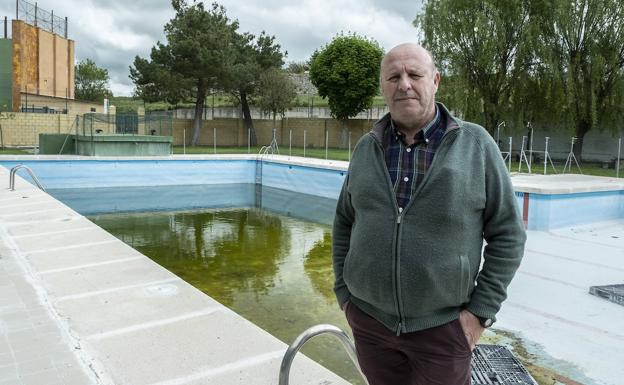 El concejal Urbanismo, Obras y Servicios Municipales de Villanubla, Gonzalo Sánchez, junto a la piscina local.