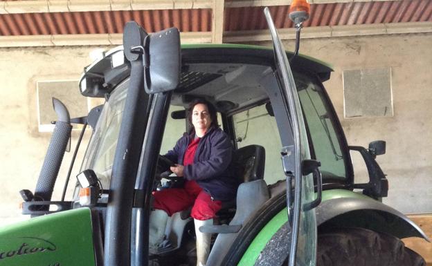 Rosa Arranz, en el tractor. 