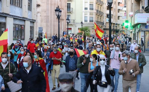 Cientos de personas vuelven a salir a la calle por tercer día consecutivo en Salamanca contra la gestión del Gobierno