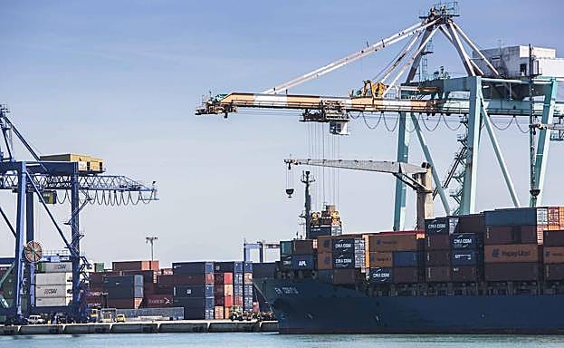 Castilla y León abrirá un corredor marítimo para importar productos sanitarios desde China