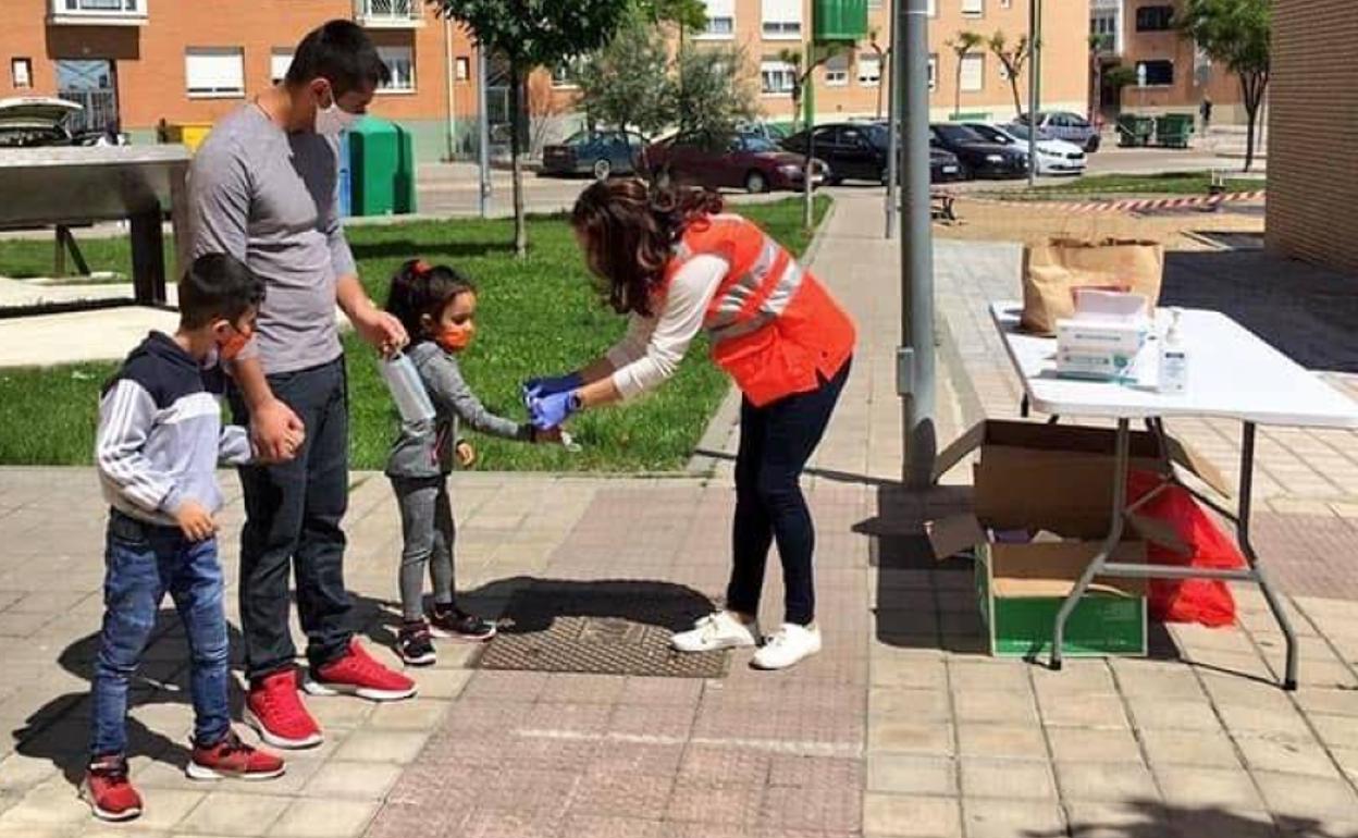 Una voluntaria provee de elementos de desinfección a una familia en Tordesillas. 