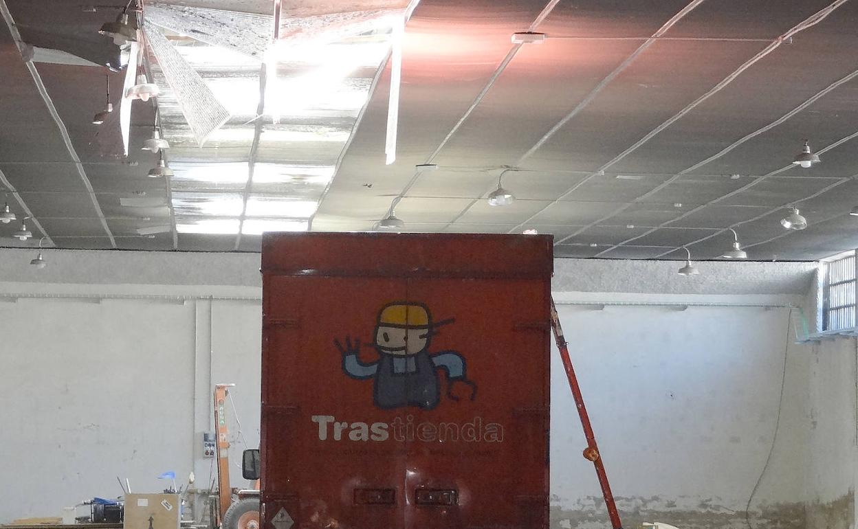 Daños en la cubierta de la nave de la calle Forja y la camioneta sobre la que cayó el sospechoso