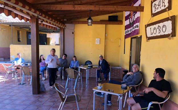 Clientes en el bar Lobo de Aguilar de Campos ayer.