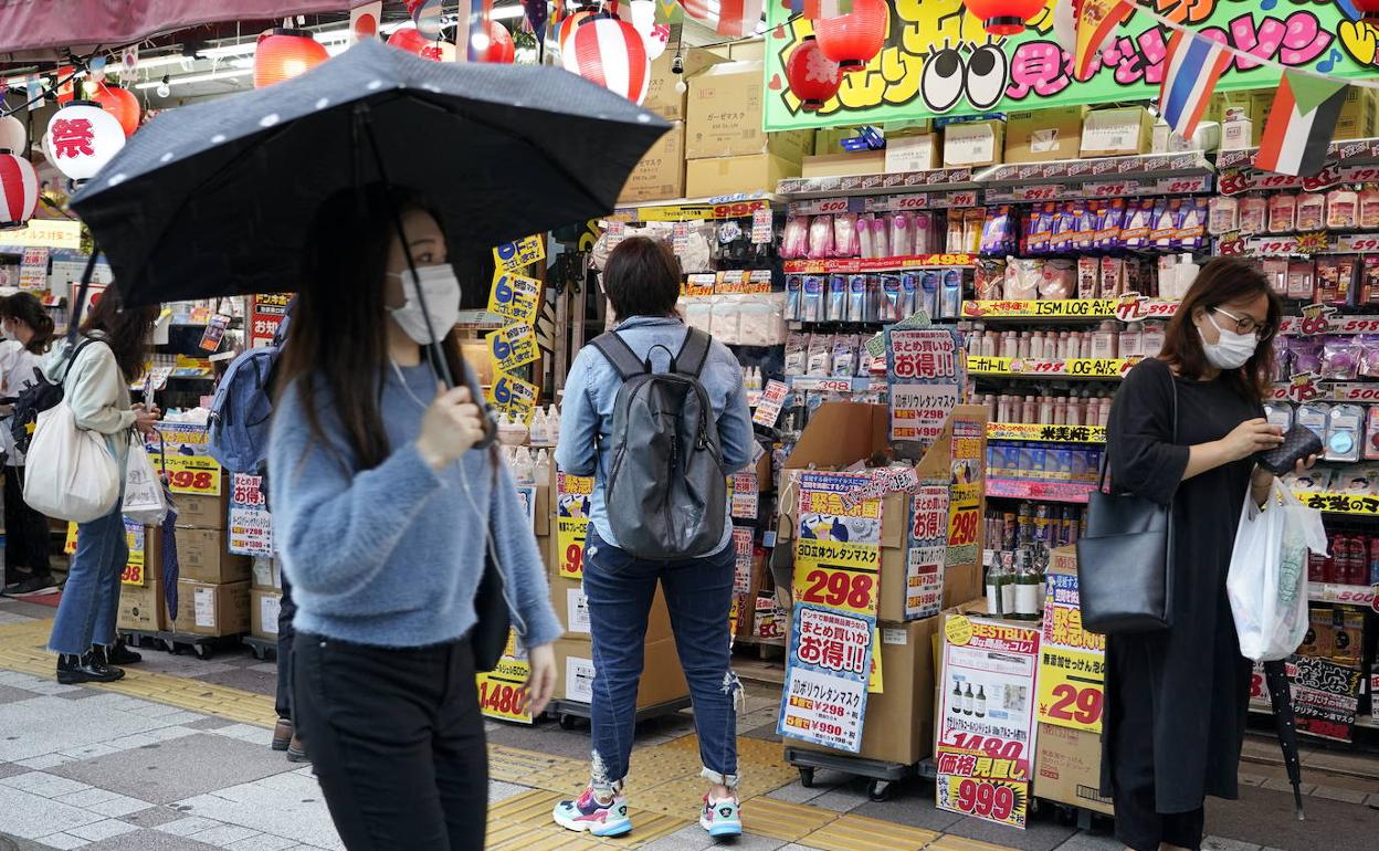 Una calle comercial en Tokio. 