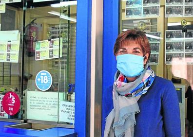 Imagen secundaria 1 - Arriba, David y su hija Vega juegan en la plaza de Navafría. Abaj, Marisa, lotera de Sepúlveda, y un joven saca a a pasear a su perro por las calles desiertas de Pedraza. 