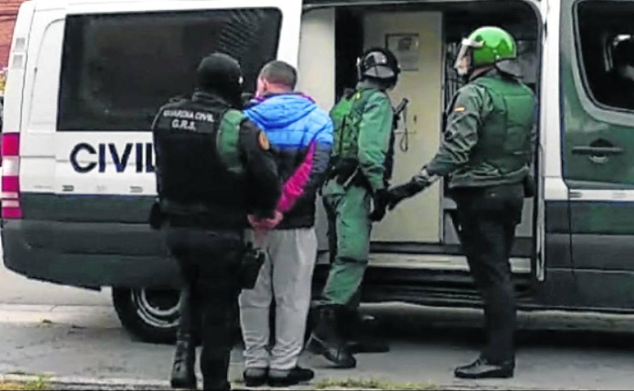 Alejandro G. E., 'Rini', durante su detención en su domicilio de la calle Cuclillo el jueves pasado.