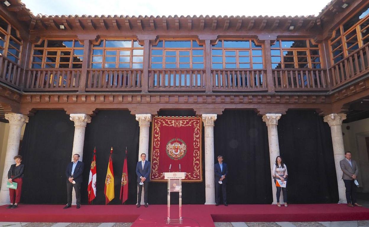 Los portavoces de los grupos políticos y el presidente de la Diputación Provincial de Valladolid durante la presentación.