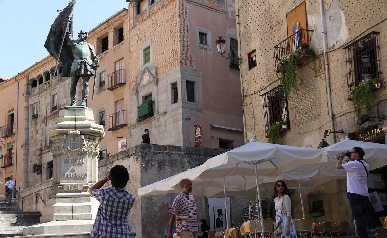 Estatua del comunero Juan Bravo en la plaza de Medina del Campo. 