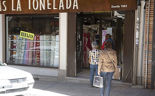Imagen principal - Los comercios de la capital segoviana van recuperando el pulso. Óscar Costa
