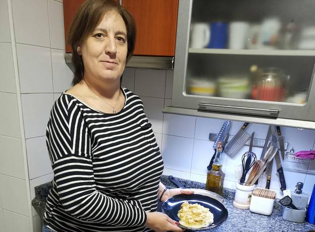 Nieves Lopez, en la cocina de su casa.