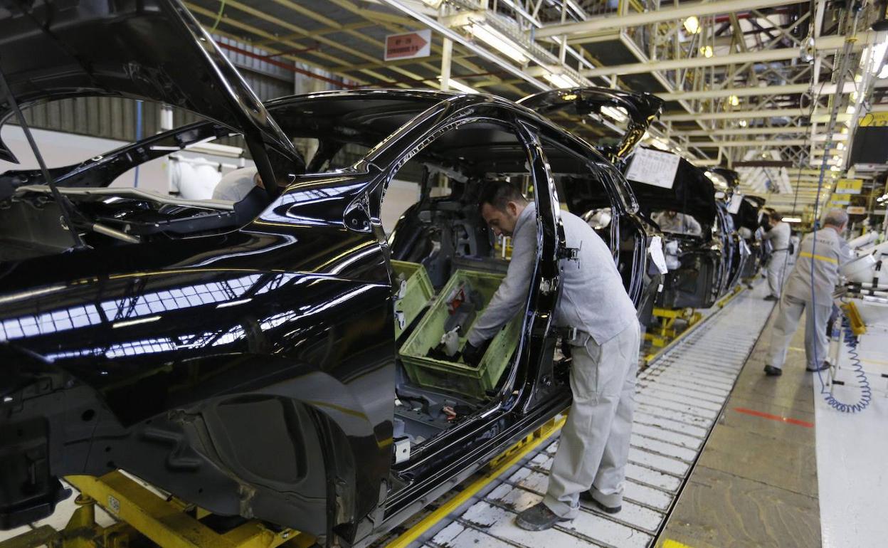 Trabajadores de Renault, en una cadena de motaje.