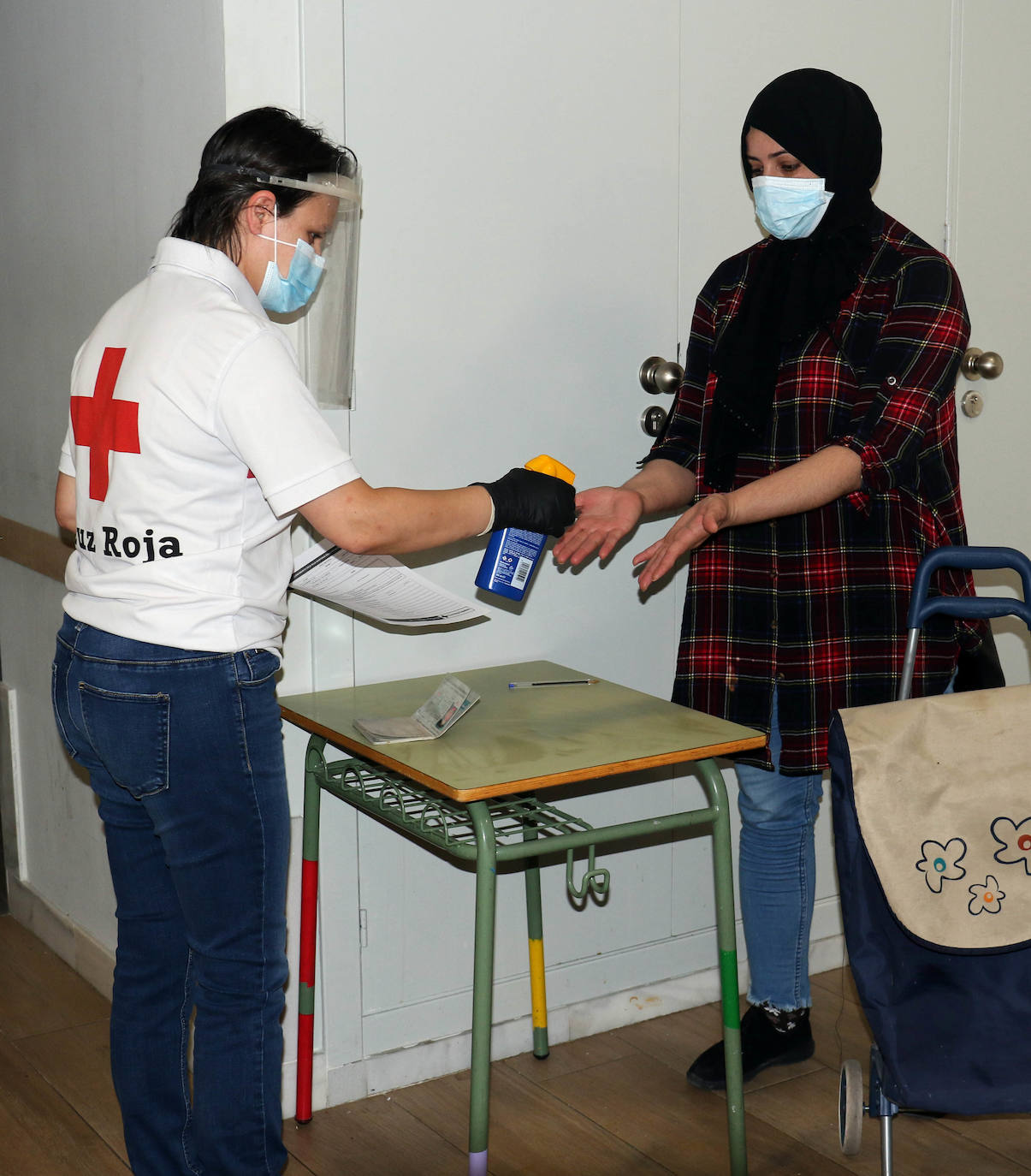 Fotos: Reparto de alimentos de Cruz Roja en Valladolid