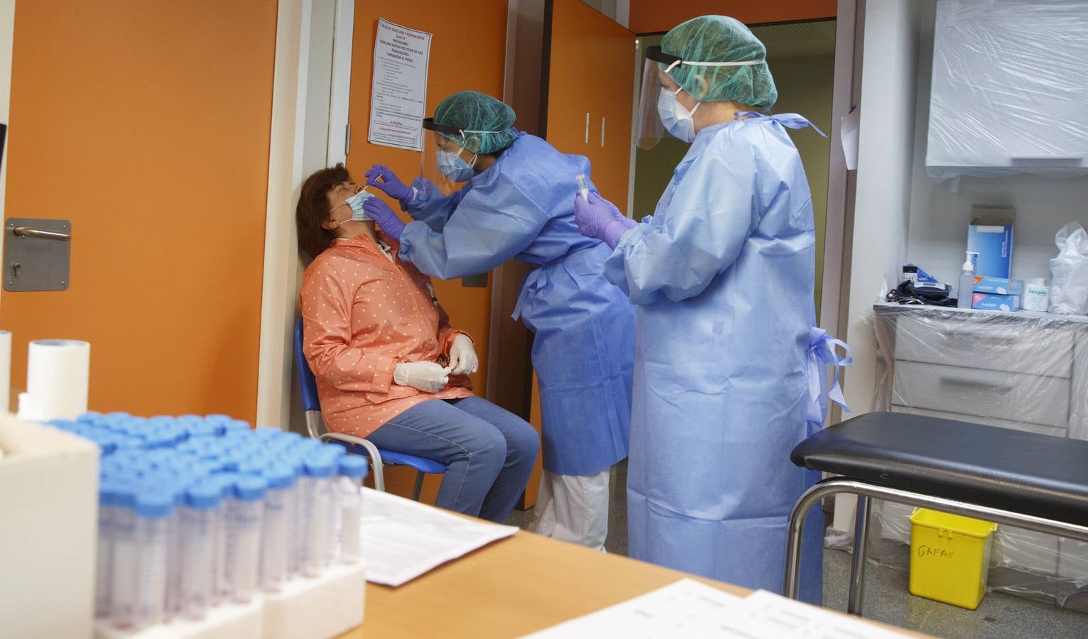 Fotos: Toma de muestras de la covid-19 en el Centro de salud Huerta del Rey de Valladolid
