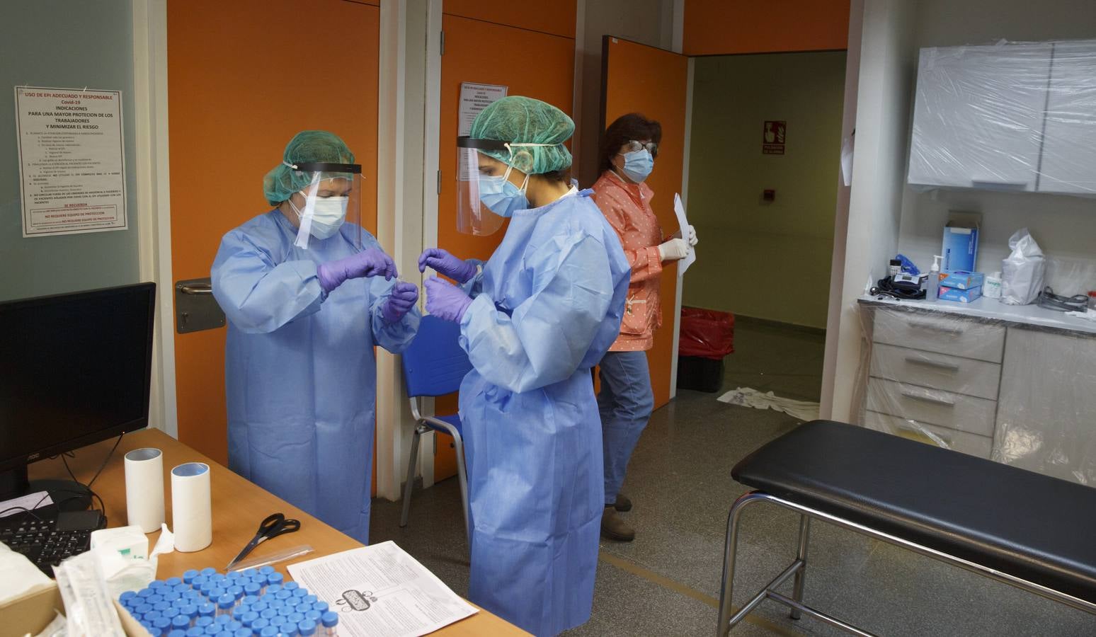 Fotos: Toma de muestras de la covid-19 en el Centro de salud Huerta del Rey de Valladolid