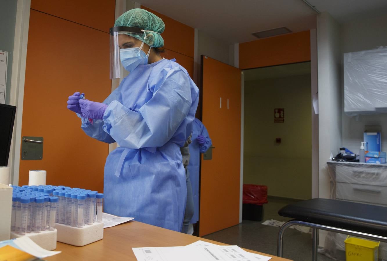 Fotos: Toma de muestras de la covid-19 en el Centro de salud Huerta del Rey de Valladolid