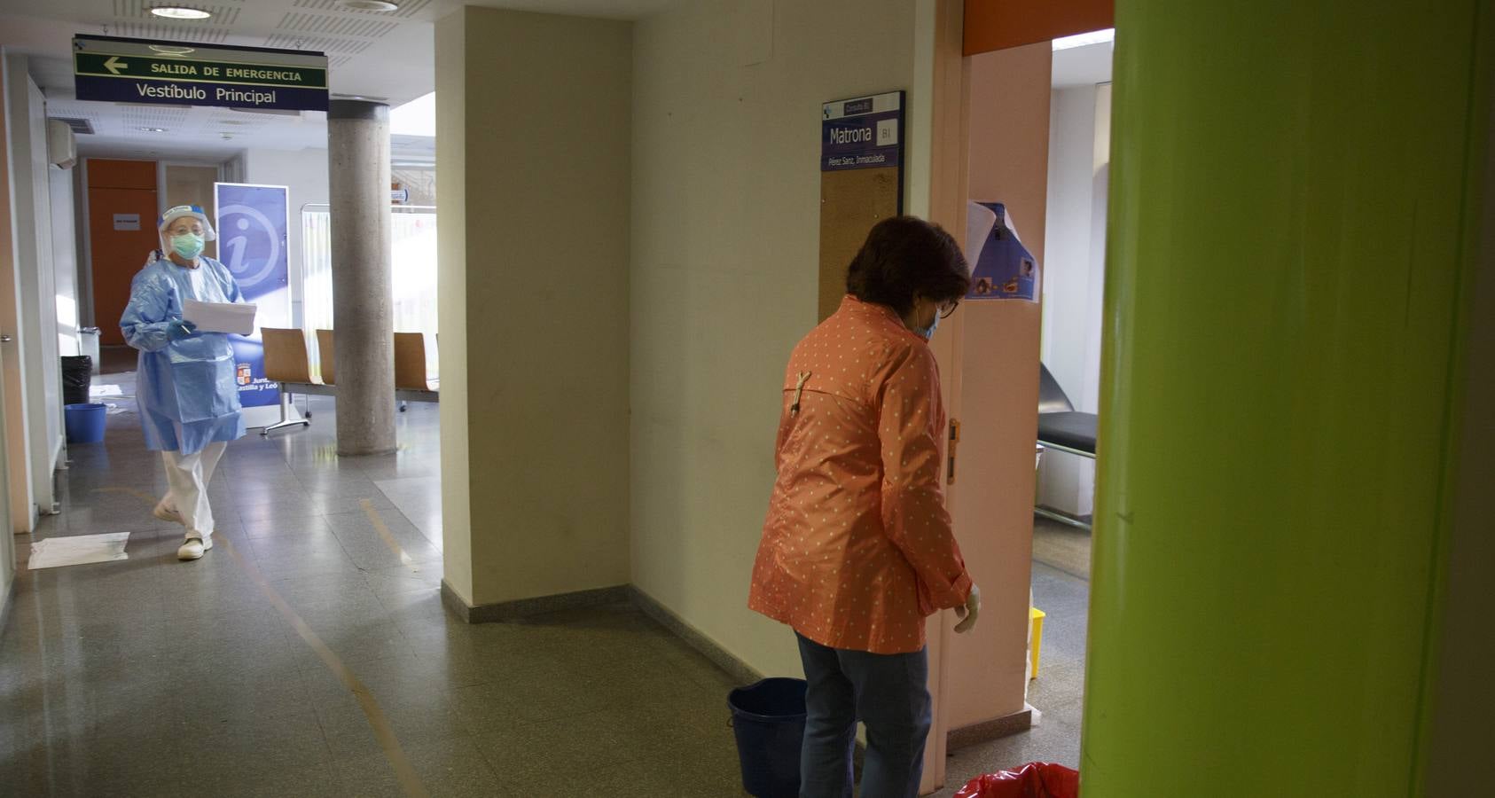 Fotos: Toma de muestras de la covid-19 en el Centro de salud Huerta del Rey de Valladolid